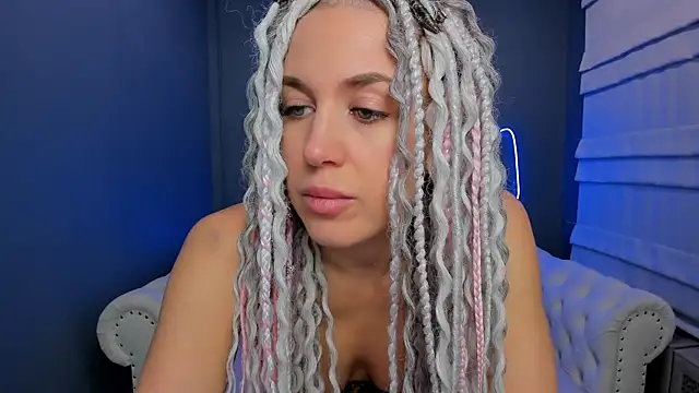 Snapshot of rock_n_roxy chatting on 02-16-25, 01:14 rock n roxy online show from 02-16-25, 01:14