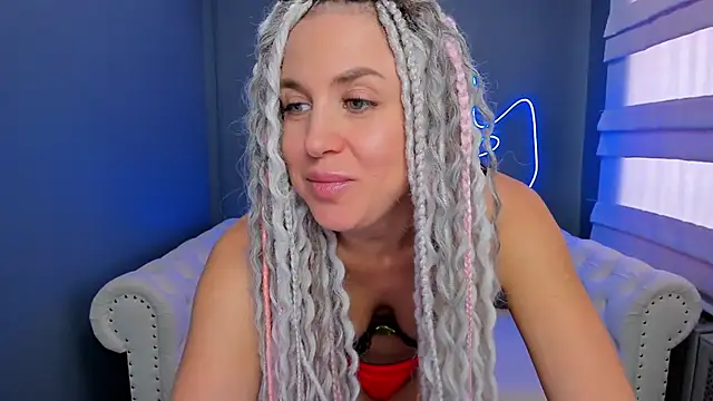 Snapshot of rock_n_roxy chatting on 02-17-25, 08:19 rock n roxy online show from 02-17-25, 08:19