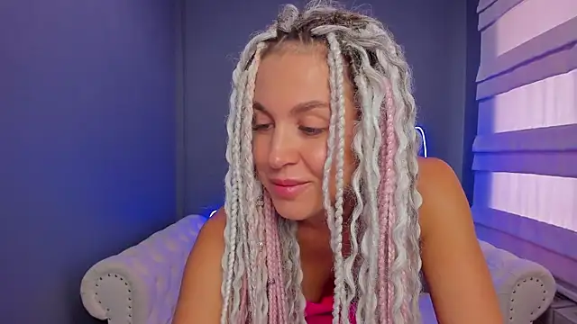 Snapshot of rock_n_roxy chatting on 03-07-25, 04:35 rock n roxy online show from 03-07-25, 04:35