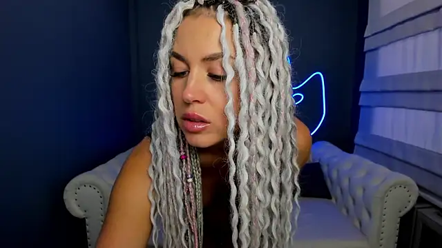 Snapshot of rock_n_roxy chatting on 03-14-25, 01:16 rock n roxy online show from 03-14-25, 01:16