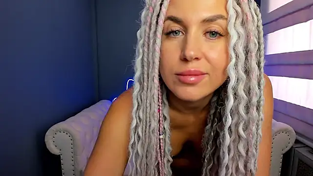 Snapshot of rock_n_roxy chatting on 03-14-25, 05:05 rock n roxy online show from 03-14-25, 05:05