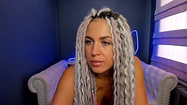 Snapshot of rock_n_roxy chatting on 03-18-25, 04:58 rock n roxy online show from 03-18-25, 04:58