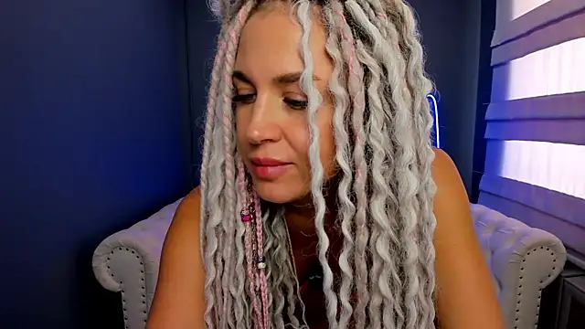 Snapshot of rock_n_roxy chatting on 03-19-25, 08:23 rock n roxy online show from 03-19-25, 08:23