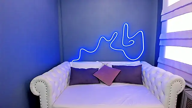 Snapshot of rock_n_roxy chatting on 03-20-25, 02:29 rock n roxy online show from 03-20-25, 02:29