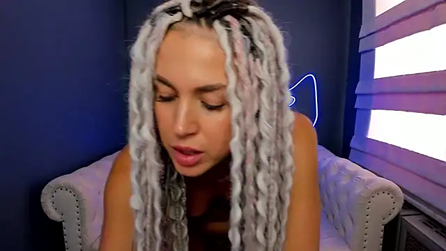 Snapshot of rock_n_roxy chatting on 03-20-25, 05:35 rock n roxy online show from 03-20-25, 05:35