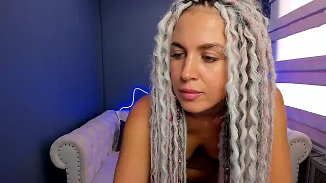 Snapshot of rock_n_roxy chatting on 03-20-25, 08:42 rock n roxy online show from 03-20-25, 08:42