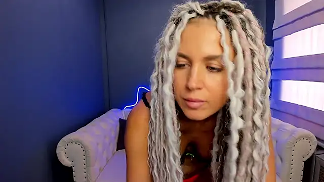 Snapshot of rock_n_roxy chatting on 03-21-25, 05:00 rock n roxy online show from 03-21-25, 05:00