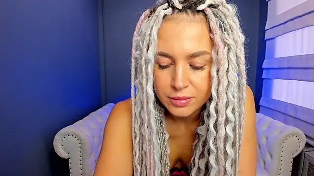 Snapshot of rock_n_roxy chatting on 03-22-25, 01:22 rock n roxy online show from 03-22-25, 01:22