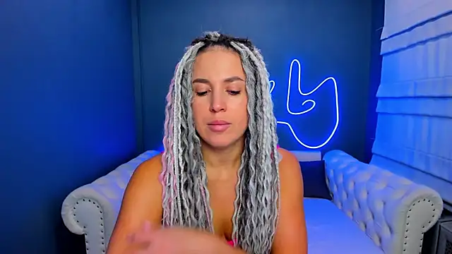 Snapshot of rock_n_roxy chatting on 09-19-25, 01:18 rock n roxy online show from 09-19-25, 01:18