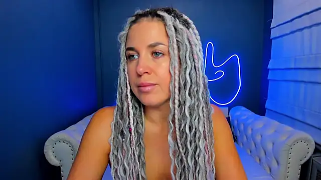 Snapshot of rock_n_roxy chatting on 09-20-25, 01:17 rock n roxy online show from 09-20-25, 01:17