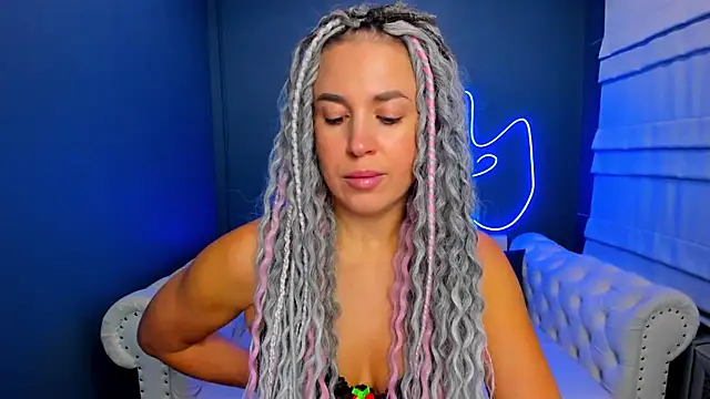 Snapshot of rock_n_roxy chatting on 09-24-25, 01:20 rock n roxy online show from 09-24-25, 01:20