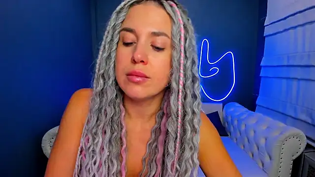 Snapshot of rock_n_roxy chatting on 09-25-25, 01:20 rock n roxy online show from 09-25-25, 01:20