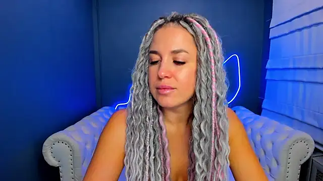 Snapshot of rock_n_roxy chatting on 09-26-25, 01:20 rock n roxy online show from 09-26-25, 01:20