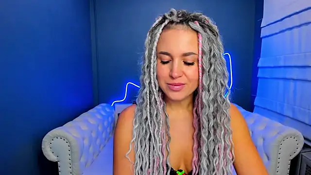 Snapshot of rock_n_roxy chatting on 10-01-25, 01:22 rock n roxy online show from 10-01-25, 01:22