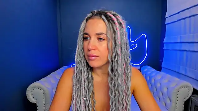 Snapshot of rock_n_roxy chatting on 10-14-25, 01:17 rock n roxy online show from 10-14-25, 01:17