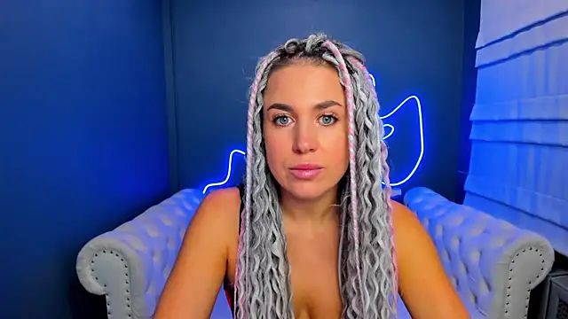 Snapshot of rock_n_roxy chatting on 10-17-25, 01:20 rock n roxy online show from 10-17-25, 01:20