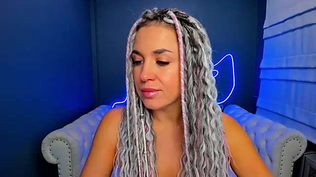 Snapshot of rock_n_roxy chatting on 10-18-25, 01:19 rock n roxy online show from 10-18-25, 01:19