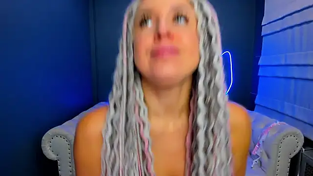 Snapshot of rock_n_roxy chatting on 10-21-25, 01:17 rock n roxy online show from 10-21-25, 01:17