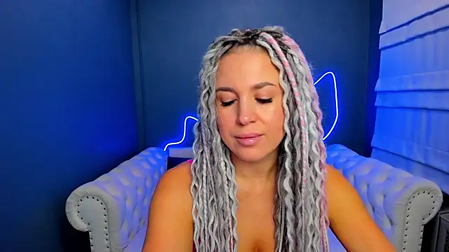 Snapshot of rock_n_roxy chatting on 10-24-25, 01:24 rock n roxy online show from 10-24-25, 01:24