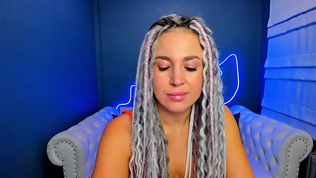 Snapshot of rock_n_roxy chatting on 10-25-25, 01:24 rock n roxy online show from 10-25-25, 01:24