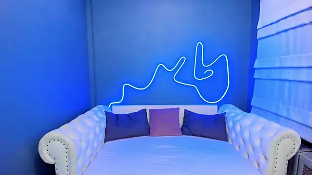 Snapshot of rock_n_roxy chatting on 10-28-25, 01:20 rock n roxy online show from 10-28-25, 01:20