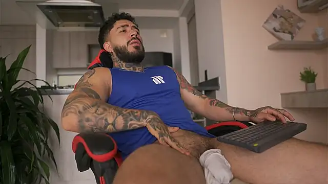 LeoSalvatore  online show from 10-10-25, 03:55