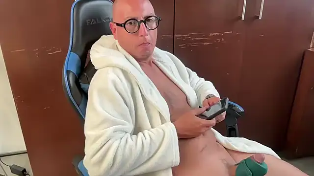 Snapshot of alanan881 chatting on 02-11-26, 08:03 alanan881 online show from 02-11-26, 08:03