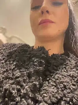 Snapshot of Roxana-Sexy chatting on 02-20-25, 06:06 Roxana-Sexy online show from 02-20-25, 06:06