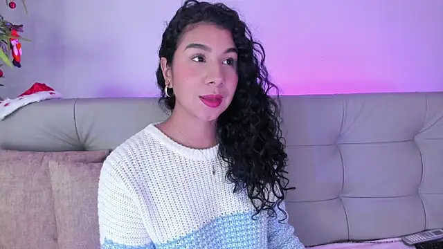 Snapshot of candyy_bella chatting on 12-23-24, 05:43 candyy bella online show from 12-23-24, 05:43