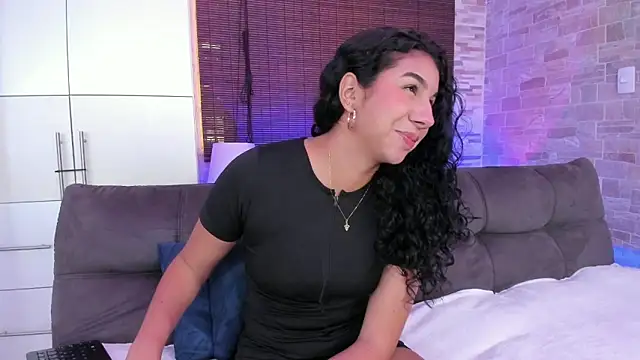 Snapshot of candyy_bella chatting on 01-31-25, 03:00 candyy bella online show from 01-31-25, 03:00