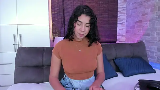 Snapshot of candyy_bella chatting on 02-01-25, 03:18 candyy bella online show from 02-01-25, 03:18