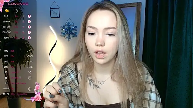 Snapshot of Evia_r0se chatting on 12-17-24, 05:29 Evia r0se online show from 12-17-24, 05:29