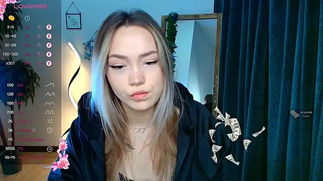 Snapshot of Evia_r0se chatting on 12-22-24, 08:38 Evia r0se online show from 12-22-24, 08:38