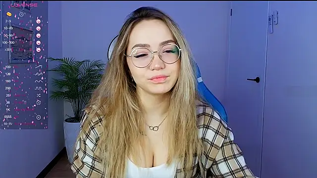 Snapshot of Evia_r0se chatting on 02-05-25, 01:47 Evia r0se online show from 02-05-25, 01:47