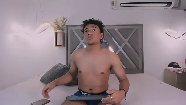 Snapshot of mia_and_masterboy chatting on 10-02-25, 08:10 mia and masterboy online show from 10-02-25, 08:10