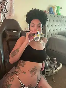 Snapshot of butterflybootyy chatting on 12-06-24, 08:07 butterflybootyy online show from 12-06-24, 08:07