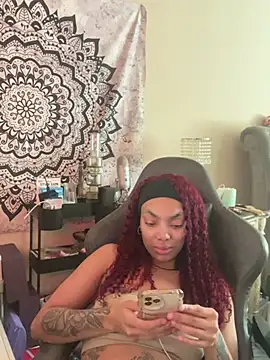 Snapshot of butterflybootyy chatting on 12-13-24, 08:26 butterflybootyy online show from 12-13-24, 08:26