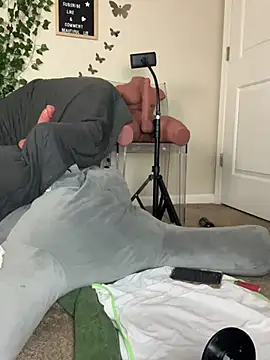 Snapshot of butterflybootyy chatting on 12-14-24, 07:29 butterflybootyy online show from 12-14-24, 07:29