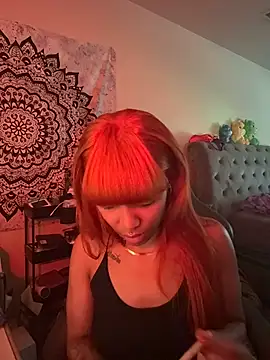 Snapshot of butterflybootyy chatting on 10-10-25, 01:10 butterflybootyy online show from 10-10-25, 01:10