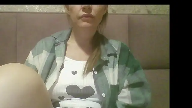 Snapshot of Sladkiegubki chatting on 10-15-25, 02:55 Sladkiegubki online show from 10-15-25, 02:55