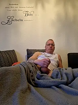 Snapshot of Maiki82 chatting on 03-14-25, 07:26 Maiki82 online show from 03-14-25, 07:26