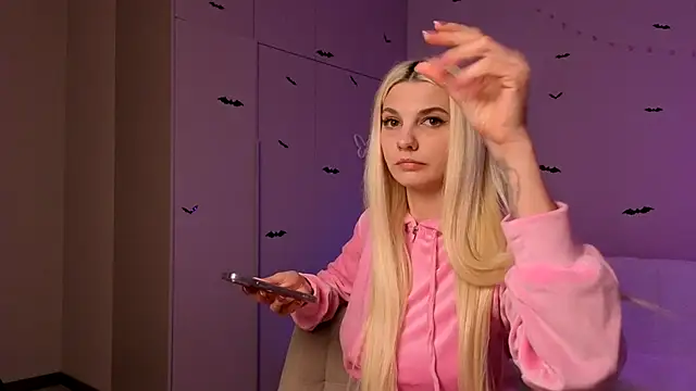 Snapshot of LoveLuna_ chatting on 10-16-25, 04:08 LoveLuna online show from 10-16-25, 04:08