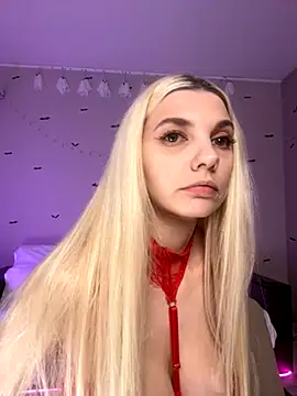 Snapshot of LoveLuna_ chatting on 10-23-25, 07:01 LoveLuna online show from 10-23-25, 07:01