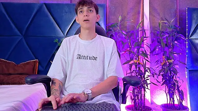 Lion Foster01 online show from 12-18-25, 09:54