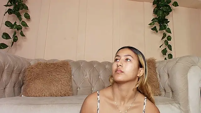 Snapshot of miranda_villa chatting on 10-23-25, 12:37 miranda villa online show from 10-23-25, 12:37