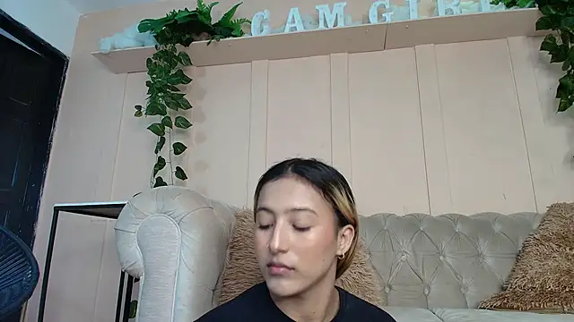 Snapshot of miranda_villa chatting on 10-27-25, 07:29 miranda villa online show from 10-27-25, 07:29