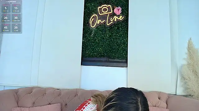 Snapshot of miranda_villa chatting on 11-14-25, 12:26 miranda villa online show from 11-14-25, 12:26