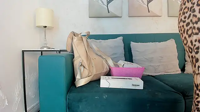 Snapshot of miranda_villa chatting on 11-21-25, 12:04 miranda villa online show from 11-21-25, 12:04