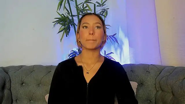 Snapshot of miranda_villa chatting on 12-15-25, 12:53 miranda villa online show from 12-15-25, 12:53