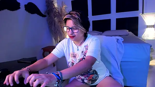 Snapshot of NovaGlitz chatting on 12-04-24, 12:03 NovaGlitz online show from 12-04-24, 12:03